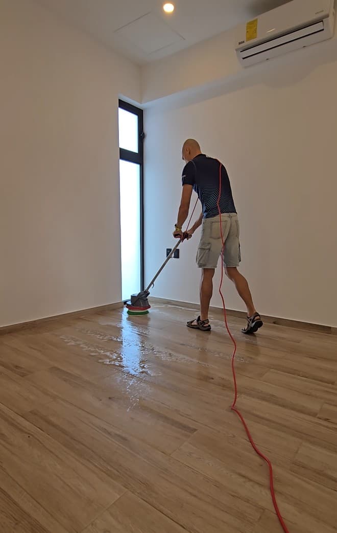 Qtana cleaner using an orbital floor machine